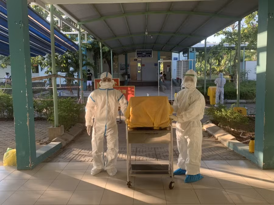 Nhân viên y tế chuẩn bị thùng phiếu vào bên trong khu điều trị bệnh nhân COVID-19. Ảnh Đặng Dương.