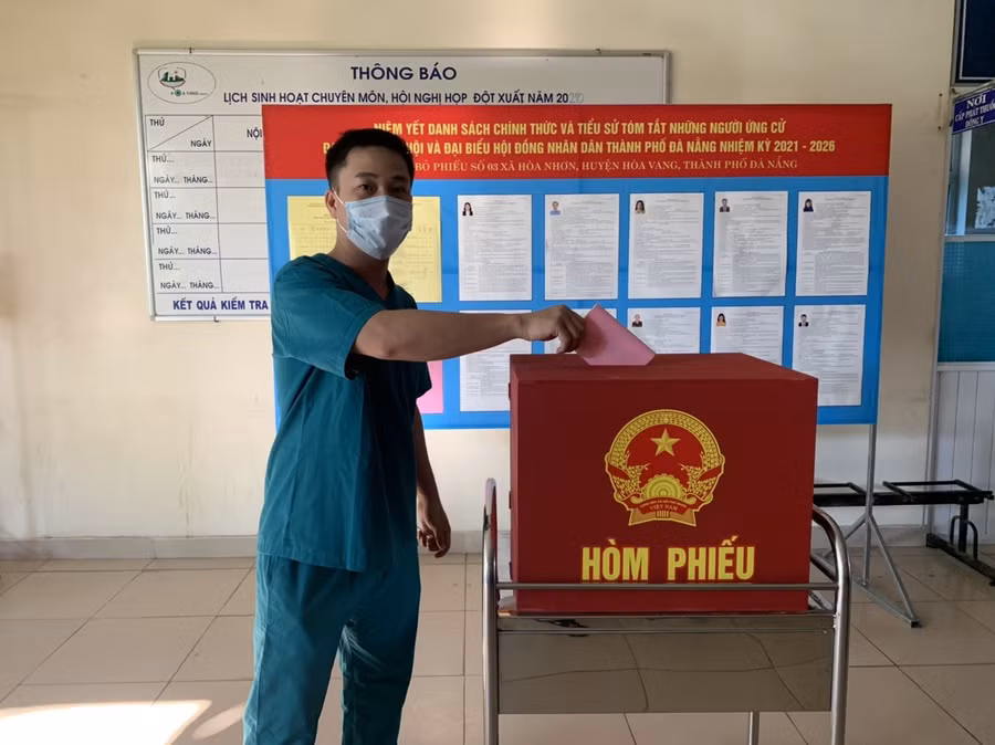 Các y bác sĩ ở Trung tâm y tế huyện Hòa Vang thực hiện việc bỏ phiếu bầu cử. Ảnh: Đặng Dương.