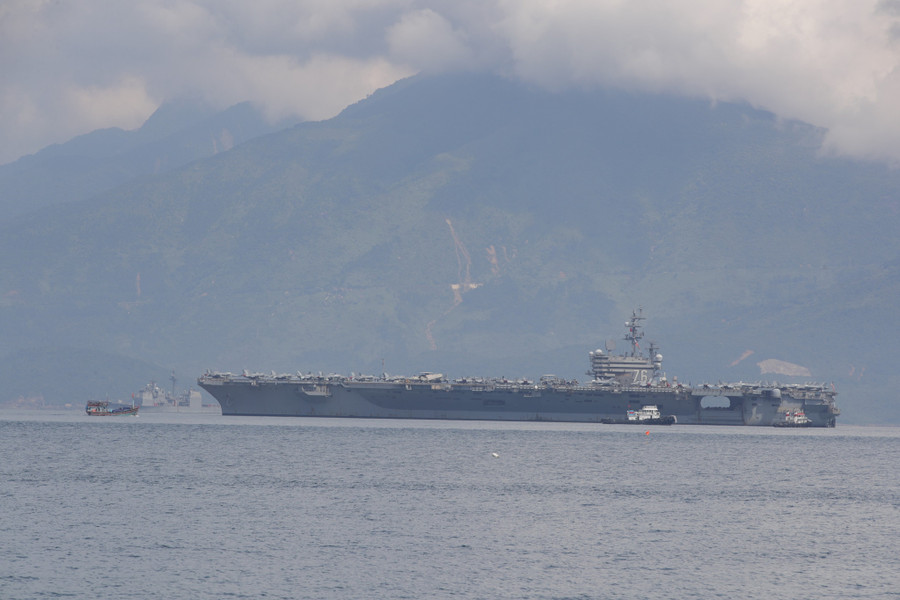Tàu sân bay USS Ronald Reagan neo đậu tại vịnh Đà Nẵng. Ảnh: Mai Xuân.