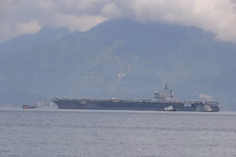 Tàu sân bay USS Ronald Reagan neo đậu tại vịnh Đà Nẵng. Ảnh: Mai Xuân.