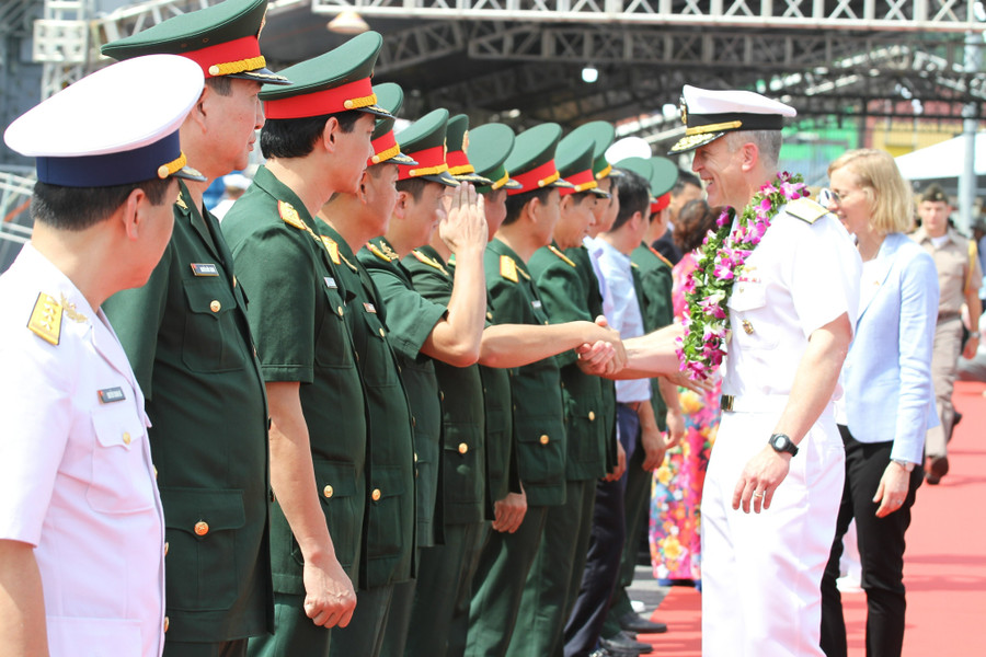 Đại diện các đơn vị đón sĩ quan, thủy thủ của đoàn tàu hải quân Hoa Kỳ thăm Đà Nẵng. Ảnh: Hoàng Vinh.