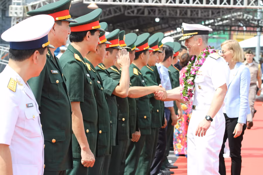 Đại diện các đơn vị đón sĩ quan, thủy thủ của đoàn tàu hải quân Hoa Kỳ thăm Đà Nẵng. Ảnh: Hoàng Vinh.