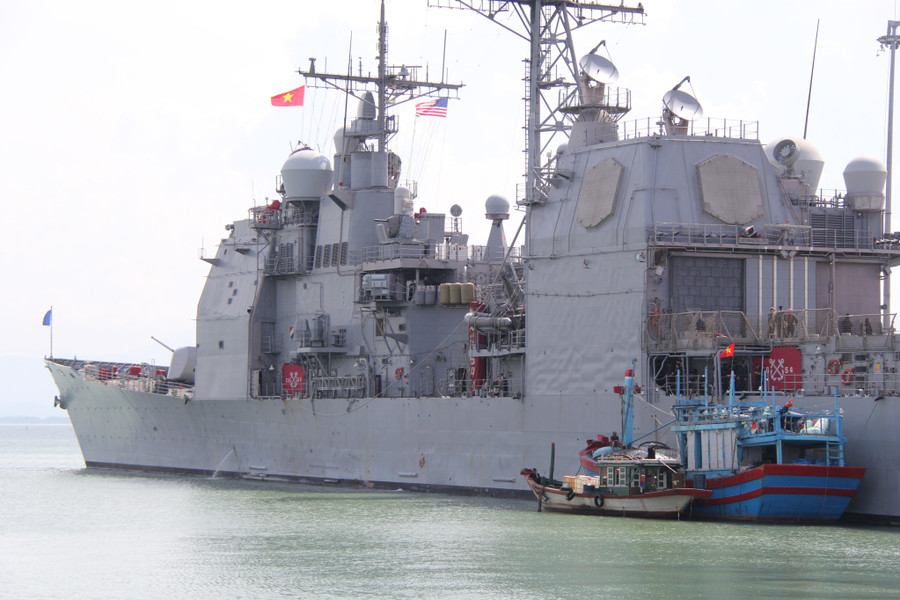 Tàu tuần dương hộ tống là tàu USS Antietam – CG 54. Ảnh: Hoàng Vinh.