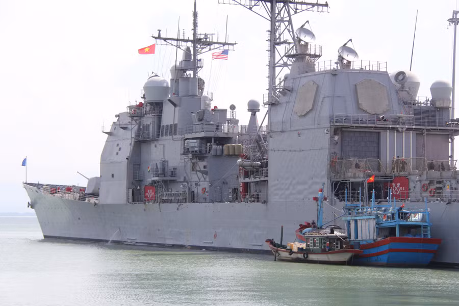 Tàu tuần dương hộ tống là tàu USS Antietam – CG 54. Ảnh: Hoàng Vinh.