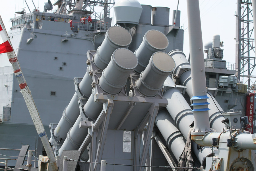 Hệ thống tên lửa trên tàu tuần dương. Ảnh: Hoàng Vinh.