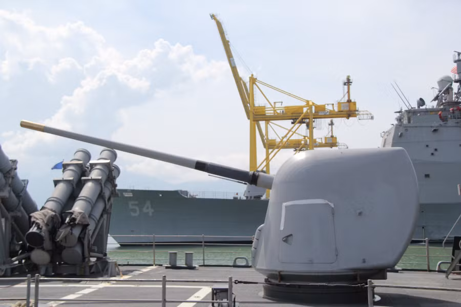 Tháp pháo trên tàu USS Robert Smalls – CG 62. Ảnh: Hoàng Vinh.