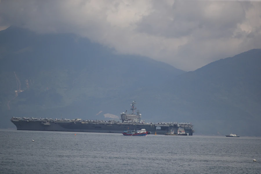 Tàu sân bay USS Ronald Reagan trên vịnh Đà Nẵng. Ảnh: Xuân Mai. 