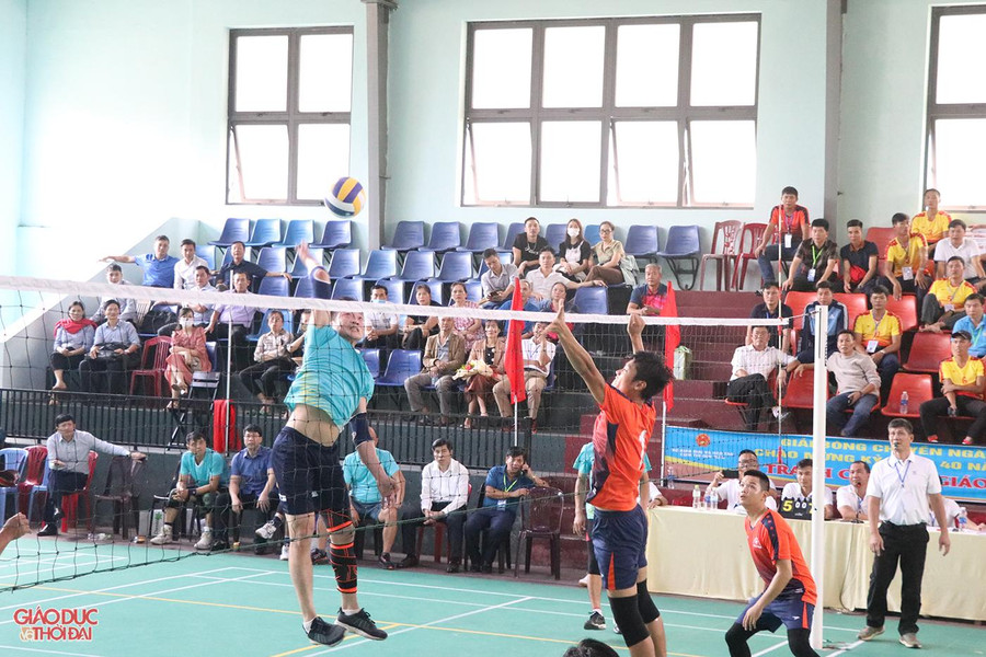 Đội bóng chuyền giáo viên Thanh Hóa và Hà Tĩnh cống hiến những pha bóng đẹp mắt khiến khán giả "thót tim". Đội bóng chuyền giáo viên Thanh Hóa và Hà Tĩnh cống hiến những pha bóng đẹp mắt khiến khán giả "thót tim".
