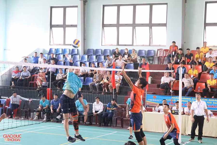 Đội bóng chuyền giáo viên Thanh Hóa và Hà Tĩnh cống hiến những pha bóng đẹp mắt khiến khán giả "thót tim". Đội bóng chuyền giáo viên Thanh Hóa và Hà Tĩnh cống hiến những pha bóng đẹp mắt khiến khán giả "thót tim".