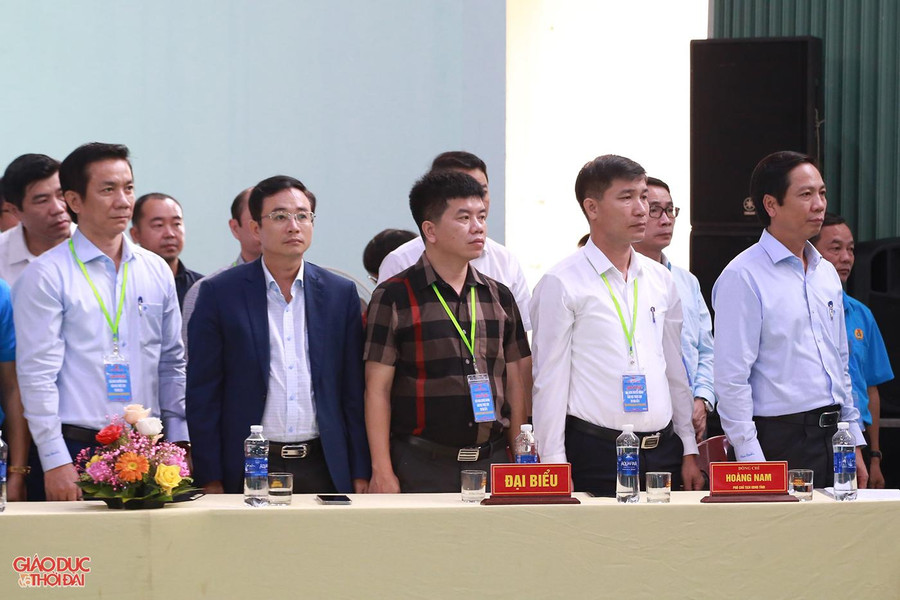 Phó Chủ tịch UBND tỉnh Quảng Trị - Hoàng Nam (ngoài cùng bên phải) cùng các đại biểu dự Lễ khai mạc.