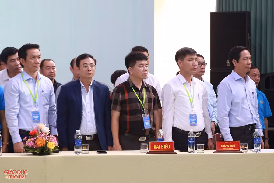 Phó Chủ tịch UBND tỉnh Quảng Trị - Hoàng Nam (ngoài cùng bên phải) cùng các đại biểu dự Lễ khai mạc.