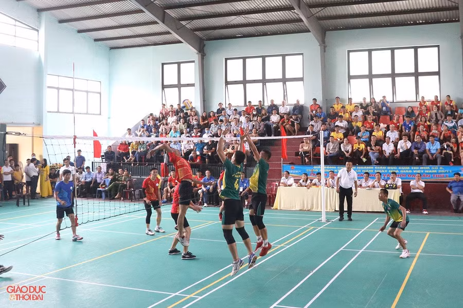 Giải bóng chuyền ngành Giáo dục 6 tỉnh Bắc Trung Bộ, lần thứ I năm 2022 được tổ chức tại TP. Đông Hà, tỉnh Quảng Trị với sự góp mặt của các đội bóng đến từ 6 tỉnh: Thanh Hóa, Nghệ An, Hà Tĩnh, Quảng Bình, Quảng Trị và Thừa Thiên - Huế. Các trận đấu đã diễn ra sôi nổi, tạo nên những màn rượt đuổi tỉ số đầy kịch tính. Giải bóng chuyền ngành Giáo dục 6 tỉnh Bắc Trung Bộ, lần thứ I năm 2022 được tổ chức tại TP. Đông Hà, tỉnh Quảng Trị với sự góp mặt của các đội bóng đến từ 6 tỉnh: Thanh Hóa, Nghệ An, Hà Tĩnh, Quảng Bình, Quảng Trị và Thừa Thiên - Huế. Các trận đấu đã diễn ra sôi nổi, tạo nên những màn rượt đuổi tỉ số đầy kịch tính.