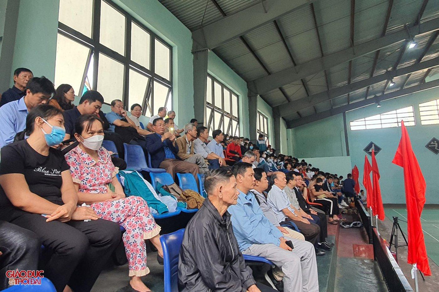 Rất nhiều cổ động viên đến sân xem và cổ vũ nhiệt tình cho các đội bóng chuyền tại giải đấu. Có những cổ động viên lớn tuổi cũng đã đến sân, chăm chú theo dõi từng trận đấu. Rất nhiều cổ động viên đến sân xem và cổ vũ nhiệt tình cho các đội bóng chuyền tại giải đấu. Có những cổ động viên lớn tuổi cũng đã đến sân, chăm chú theo dõi từng trận đấu.