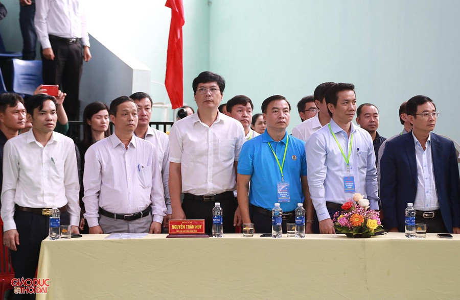 Ông Nguyễn Trần Huy - Phó Chủ tịch HĐND tỉnh Quảng Trị (thứ 2 bên trái) cùng đại biểu tham dự Lễ khai mạc.