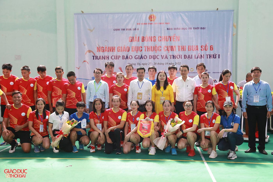 Ban tổ chức chụp hình lưu niệm cùng các vận động viên.