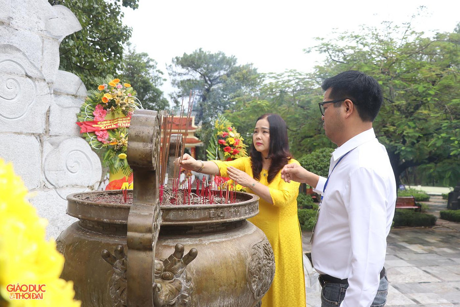 Nhà báo Nguyễn Văn Dũng, Trưởng Văn phòng đại diện Báo Giáo dục và Thời đại khu vực Miền Trung - Tây Nguyên và T.S Lê Thị Hương - Giám đốc Sở GD&ĐT tỉnh Quảng Trị dâng hương tại Nghĩa trang Liệt sĩ Quốc gia Trường Sơn.