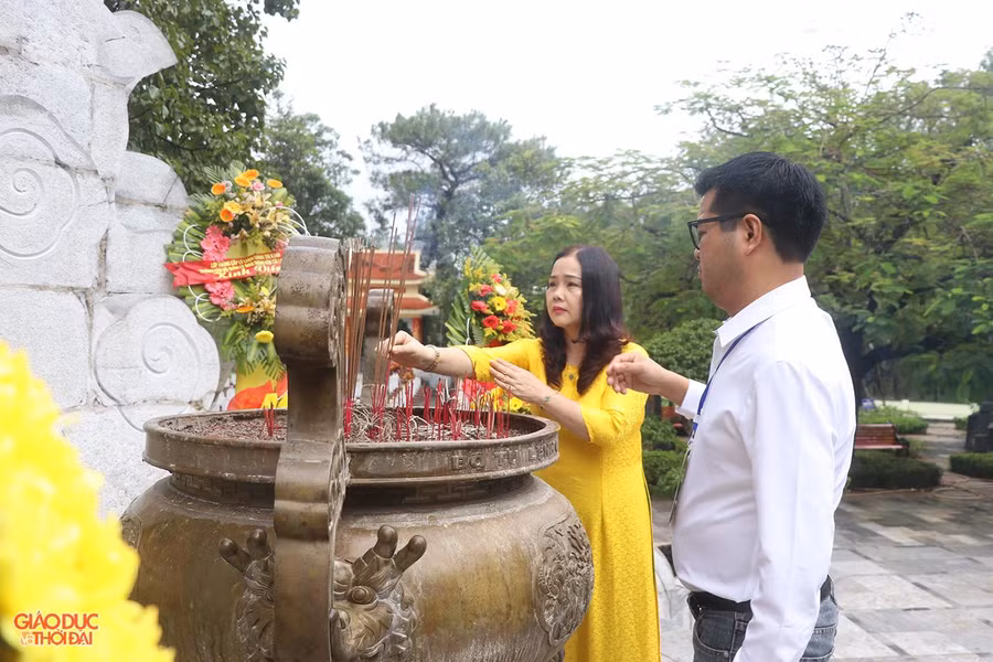 Nhà báo Nguyễn Văn Dũng, Trưởng Văn phòng đại diện Báo Giáo dục và Thời đại khu vực Miền Trung - Tây Nguyên và T.S Lê Thị Hương - Giám đốc Sở GD&ĐT tỉnh Quảng Trị dâng hương tại Nghĩa trang Liệt sĩ Quốc gia Trường Sơn.