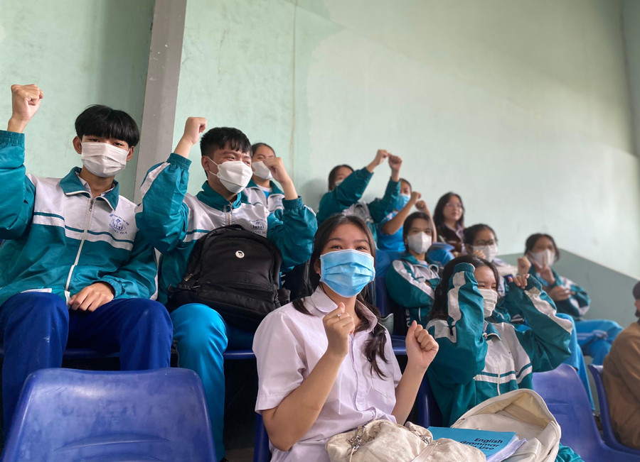 Sự cổ động nhiệt tình đến từ các cổ động viên đã giúp các cầu thủ tự tin và tạo nên những pha bóng đẹp mắt. Sự cổ động nhiệt tình đến từ các cổ động viên đã giúp các cầu thủ tự tin và tạo nên những pha bóng đẹp mắt.