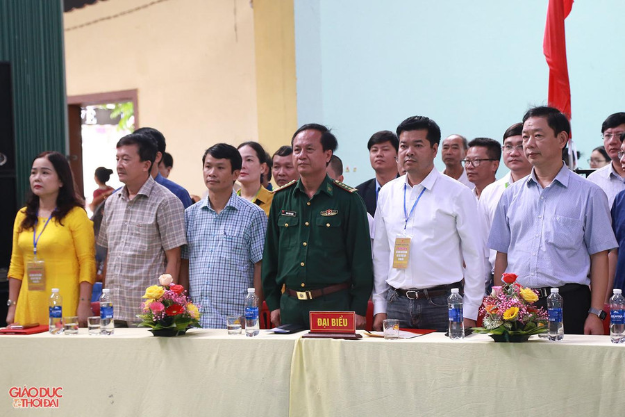 Các đại biểu tham dự Lễ khai mạc Giải bóng chuyền ngành Giáo dục 6 tỉnh Bắc Trung Bộ lần thứ I năm 2022 tranh Cúp Báo Giáo dục & Thời đại.