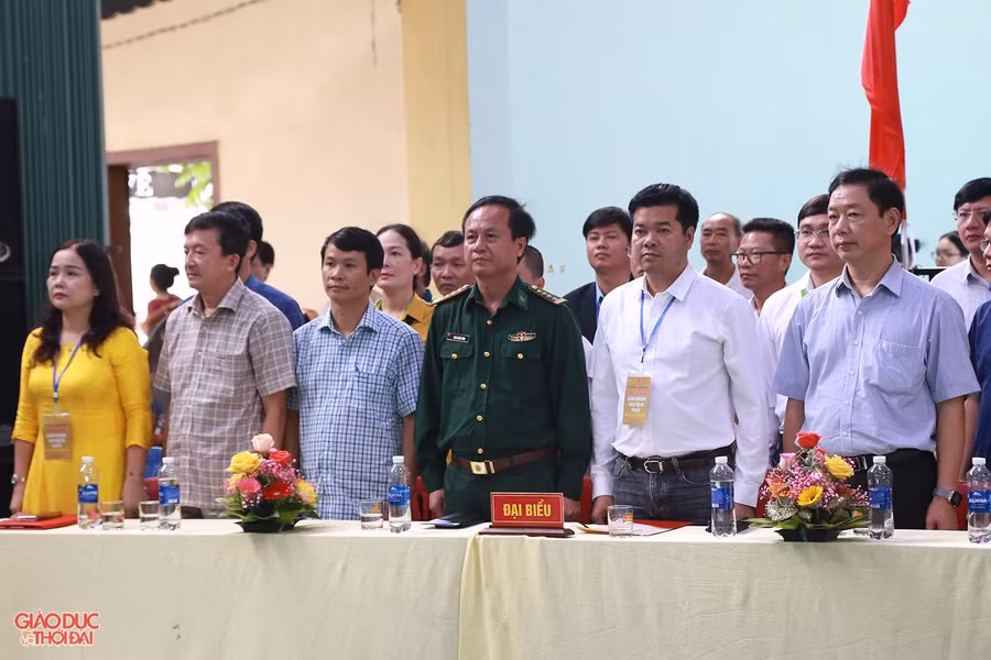 Các đại biểu tham dự Lễ khai mạc Giải bóng chuyền ngành Giáo dục 6 tỉnh Bắc Trung Bộ lần thứ I năm 2022 tranh Cúp Báo Giáo dục & Thời đại.