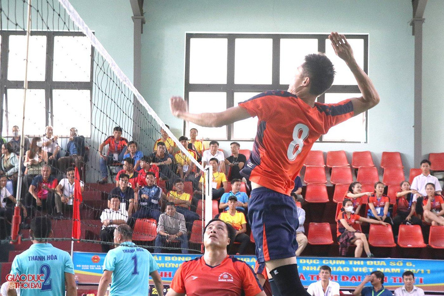 Pha nhảy lấy đà đập bóng đầy uy lực của đội tuyển giáo viên Hà Tĩnh. Pha nhảy lấy đà đập bóng đầy uy lực của đội tuyển giáo viên Hà Tĩnh.