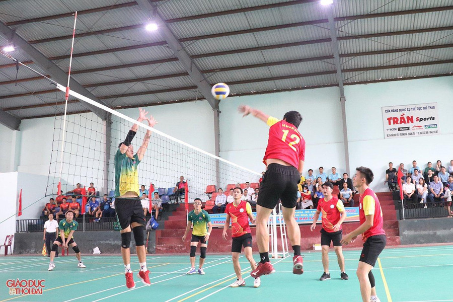 Nhiều cú đánh bóng "sấm sét", nhiều tình huống bỏ nhỏ khéo léo đã làm cho khán giả hào hứng và dành sự cổ vũ, động viên nhiệt tình. Nhiều cú đánh bóng "sấm sét", nhiều tình huống bỏ nhỏ khéo léo đã làm cho khán giả hào hứng và dành sự cổ vũ, động viên nhiệt tình.