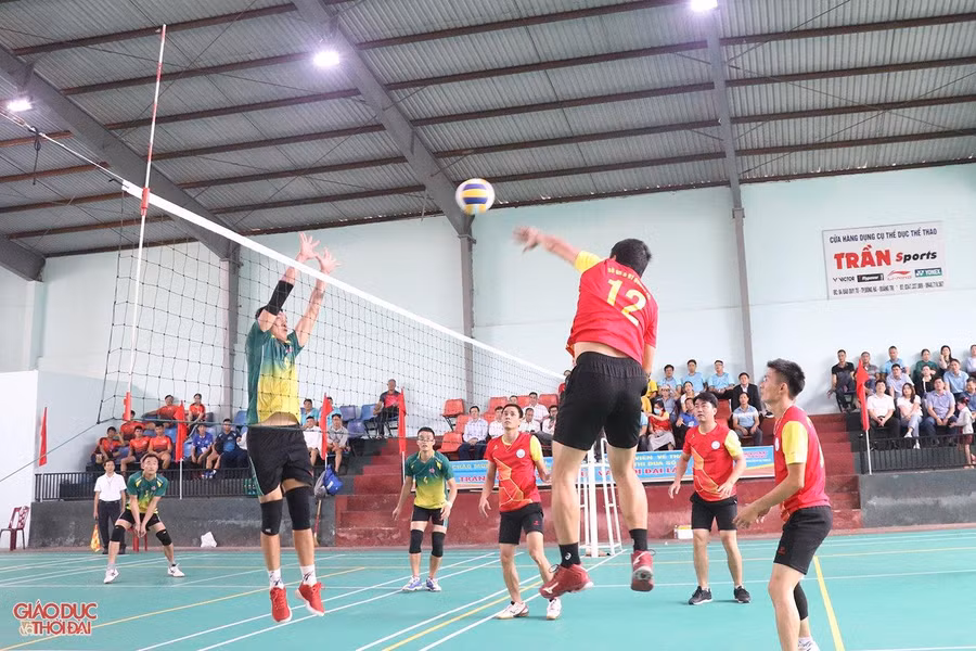 Nhiều cú đánh bóng "sấm sét", nhiều tình huống bỏ nhỏ khéo léo đã làm cho khán giả hào hứng và dành sự cổ vũ, động viên nhiệt tình. Nhiều cú đánh bóng "sấm sét", nhiều tình huống bỏ nhỏ khéo léo đã làm cho khán giả hào hứng và dành sự cổ vũ, động viên nhiệt tình.