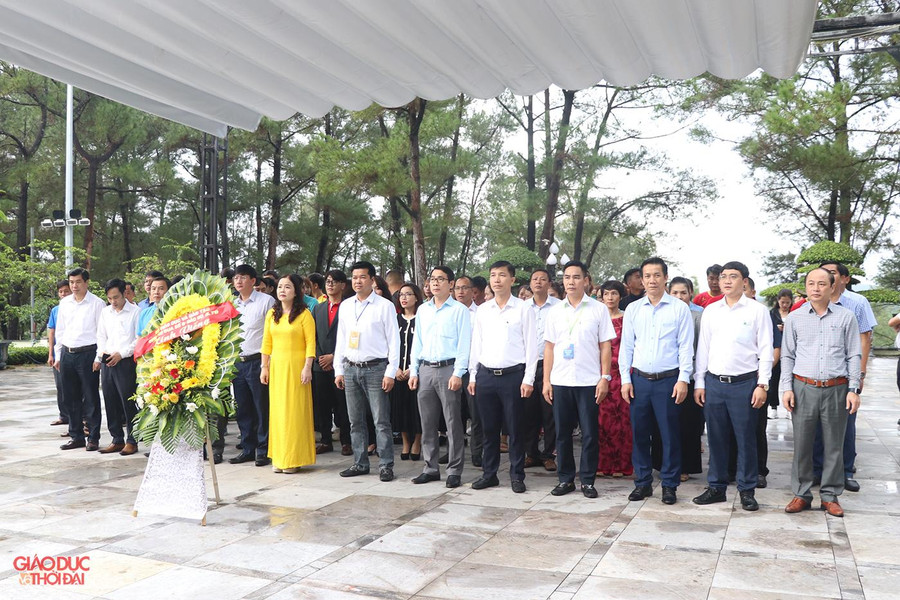 Trước khi diễn ra Lễ khai mạc, Ban tổ chức cùng đại biểu, các vận động viên tổ chức dâng hương tại Nghĩa trang Liệt sĩ Quốc gia Trường Sơn.