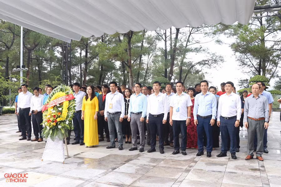 Trước khi diễn ra Lễ khai mạc, Ban tổ chức cùng đại biểu, các vận động viên tổ chức dâng hương tại Nghĩa trang Liệt sĩ Quốc gia Trường Sơn.