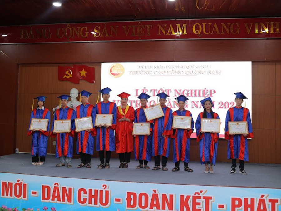 Trao giấy khen cho các sinh viên có thành tích xuất sắc trong học tập. Trao giấy khen cho các sinh viên có thành tích xuất sắc trong học tập.