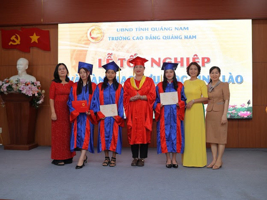 PGS.TS Vũ Thị Phương Anh (thứ 4, phải sang) - Hiệu trưởng Trường Cao đẳng Quảng Nam trao bằng tốt nghiệp cho 3 sinh viên Lào. PGS.TS Vũ Thị Phương Anh (thứ 4, phải sang) - Hiệu trưởng Trường Cao đẳng Quảng Nam trao bằng tốt nghiệp cho 3 sinh viên Lào.