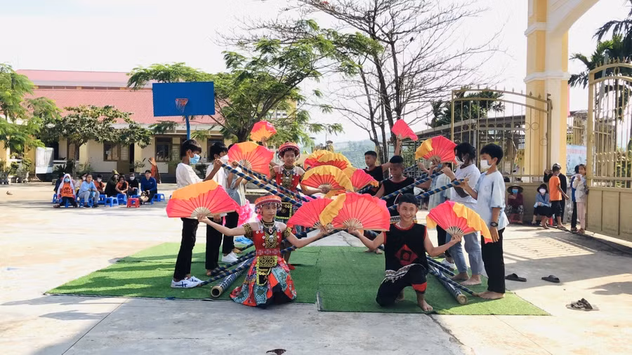 Trường THCS Nguyễn Huệ tổ chức những buổi sinh hoạt ngoại khóa, nhằm mang lại nhiều niềm vui cho các em học sinh. 