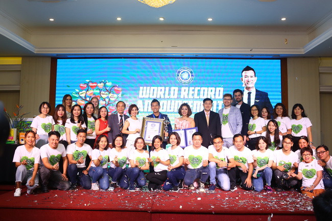 Ban lãnh đạo cùng các cán bộ - chuyên viên của Vườn tâm hồn chụp hình lưu niệm cùng các đại biểu Ban lãnh đạo cùng các cán bộ - chuyên viên của Vườn tâm hồn chụp hình lưu niệm cùng các đại biểu