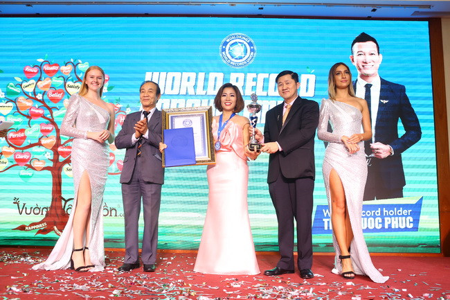 Bà Đoàn Thị Hồng Thơm – Giám đốc công ty CP Cho Bạn Cho Con nhận Bằng chứng nhận Kỷ lục thế giới Bà Đoàn Thị Hồng Thơm – Giám đốc công ty CP Cho Bạn Cho Con nhận Bằng chứng nhận Kỷ lục thế giới