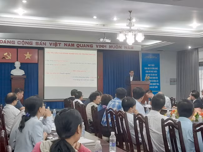 Ông Trần Bá Dương, Chủ tịch HĐQT THACO Group chia sẻ tại hội thảo