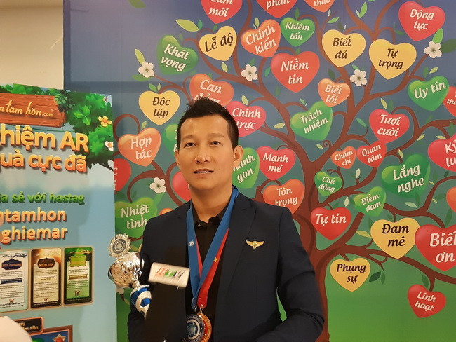 Tiến sĩ Kỷ lục gia Trần Quốc Phúc- Nhà sáng lập "Vườn Tâm Hồn" Tiến sĩ Kỷ lục gia Trần Quốc Phúc- Nhà sáng lập "Vườn Tâm Hồn"