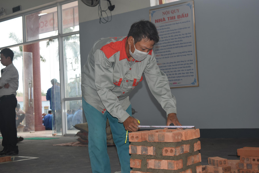 Thí sinh thực hiện bài thi xây trụ và tường. Thí sinh thực hiện bài thi xây trụ và tường.
