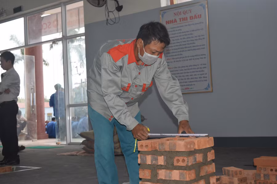 Thí sinh thực hiện bài thi xây trụ và tường. Thí sinh thực hiện bài thi xây trụ và tường.