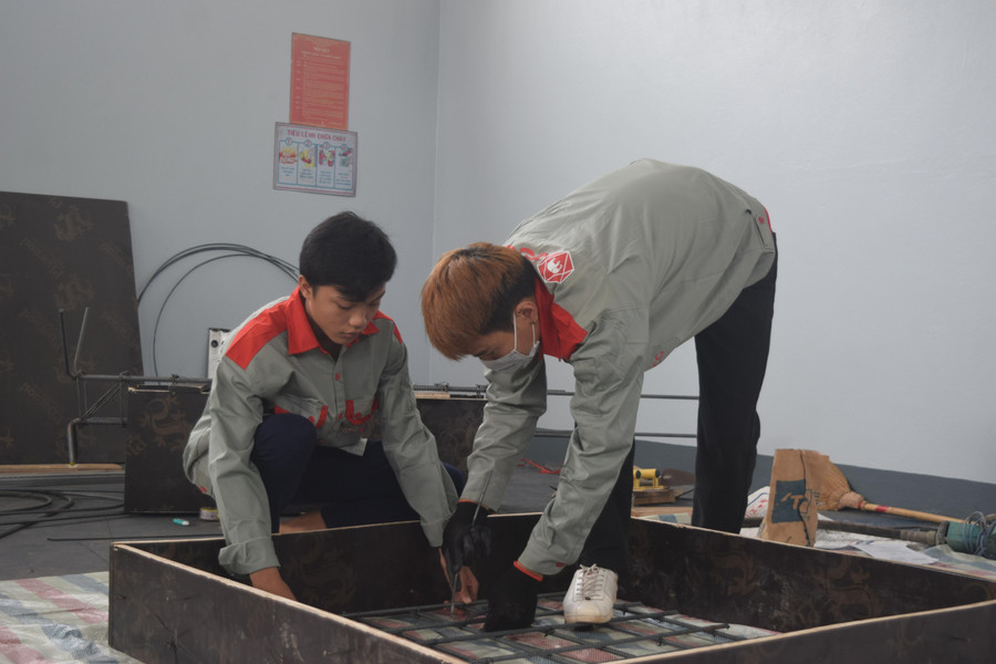 Thí sinh trong bài thi dựng ván khuôn trụ và đổ bê tông. Thí sinh trong bài thi dựng ván khuôn trụ và đổ bê tông.