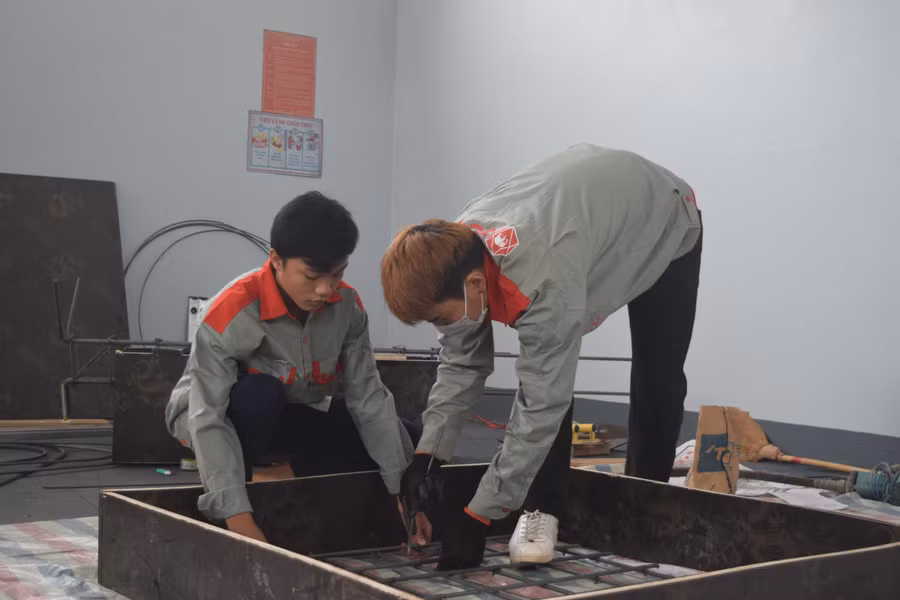 Thí sinh trong bài thi dựng ván khuôn trụ và đổ bê tông. Thí sinh trong bài thi dựng ván khuôn trụ và đổ bê tông.