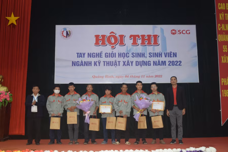 Ban tổ chức trao giải cho các nhóm học sinh, sinh viên dự thi tay nghề giỏi ngành Kỹ thuật Xây dựng năm 2022.
