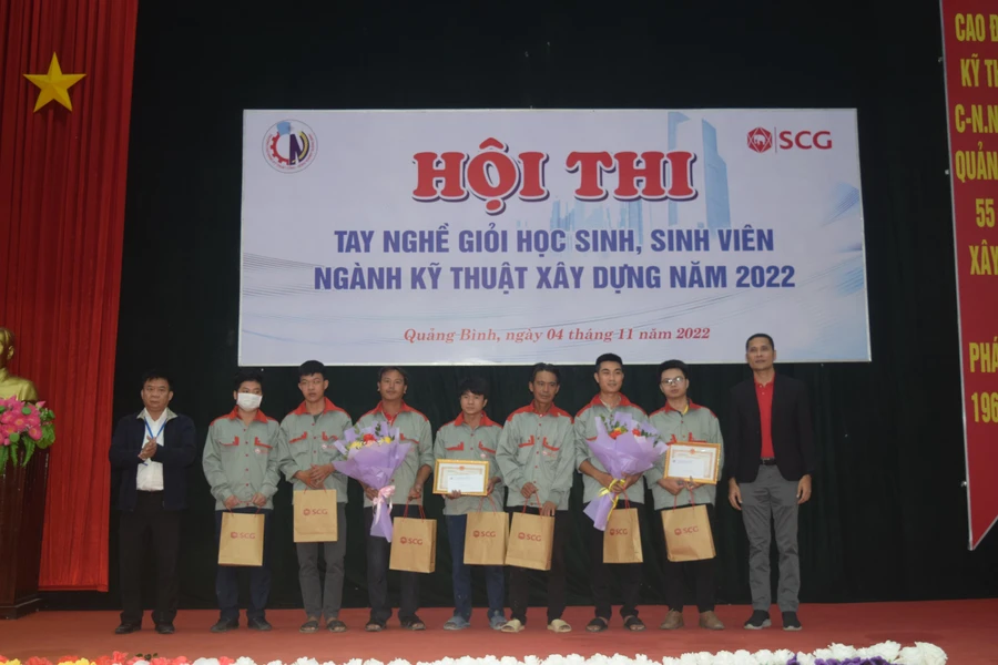 Ban tổ chức trao giải cho các nhóm học sinh, sinh viên dự thi tay nghề giỏi ngành Kỹ thuật Xây dựng năm 2022.