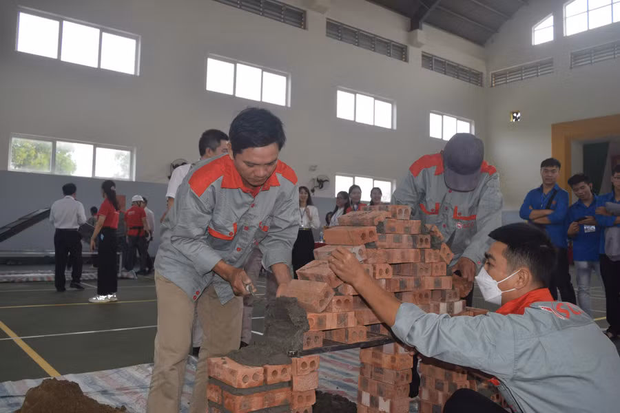 Thí sinh thực hiện bài thi xây dựng vòm mái. Thí sinh thực hiện bài thi xây dựng vòm mái.