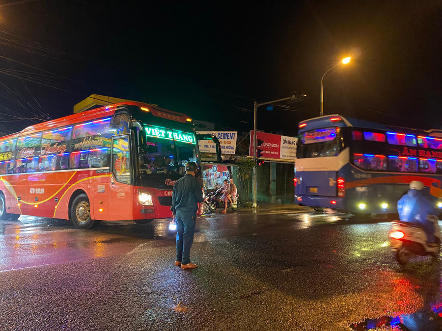 Do kho phế liệu nằm sát QL14B nên lực lượng chức năng phân luồng để các xe di chuyển theo đường khác.