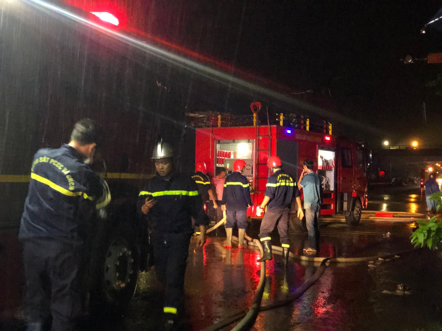 Nỗ lực dập lửa.