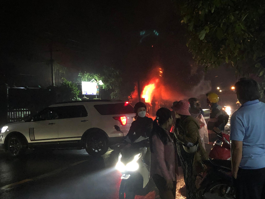 Ô tô quay đầu tránh đi ngang khu vực xảy ra cháy.