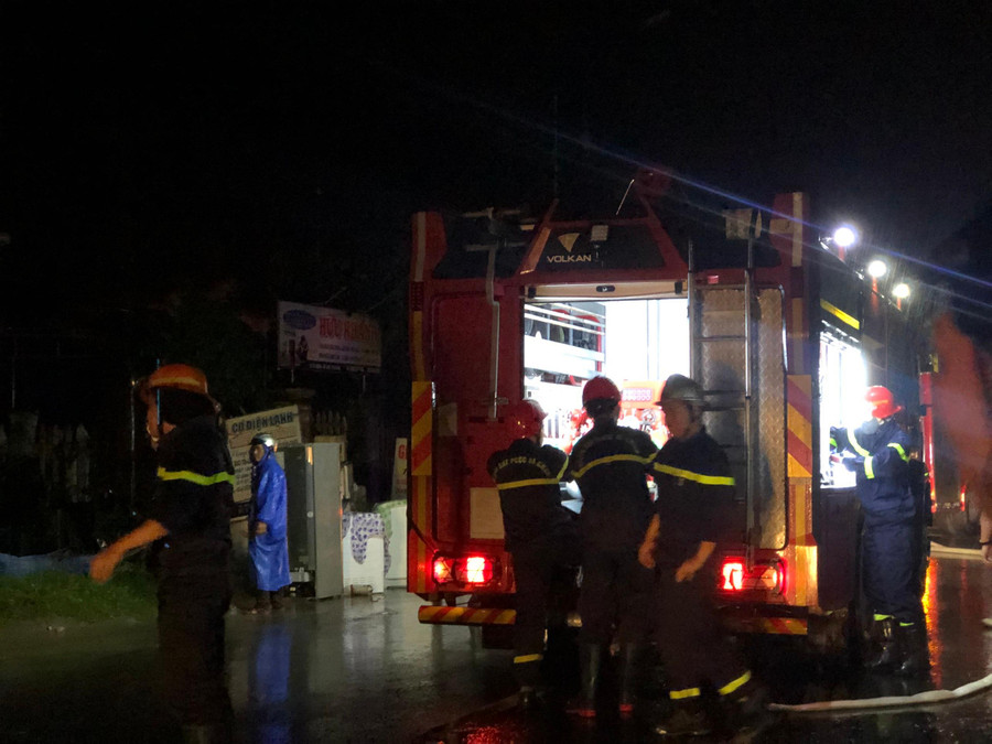 Lực lượng cứu hỏa có mặt tại hiện trường dập lửa.