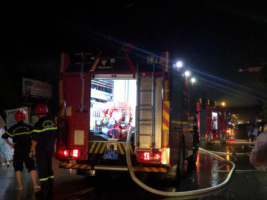 Khoảng 10 xe cứu hỏa và hàng trăm cán bộ chiến sĩ có mặt tại hiện trường dập lửa.