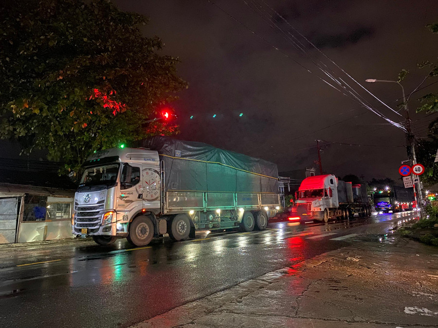 Ách tắc giao thông đoạn dài.