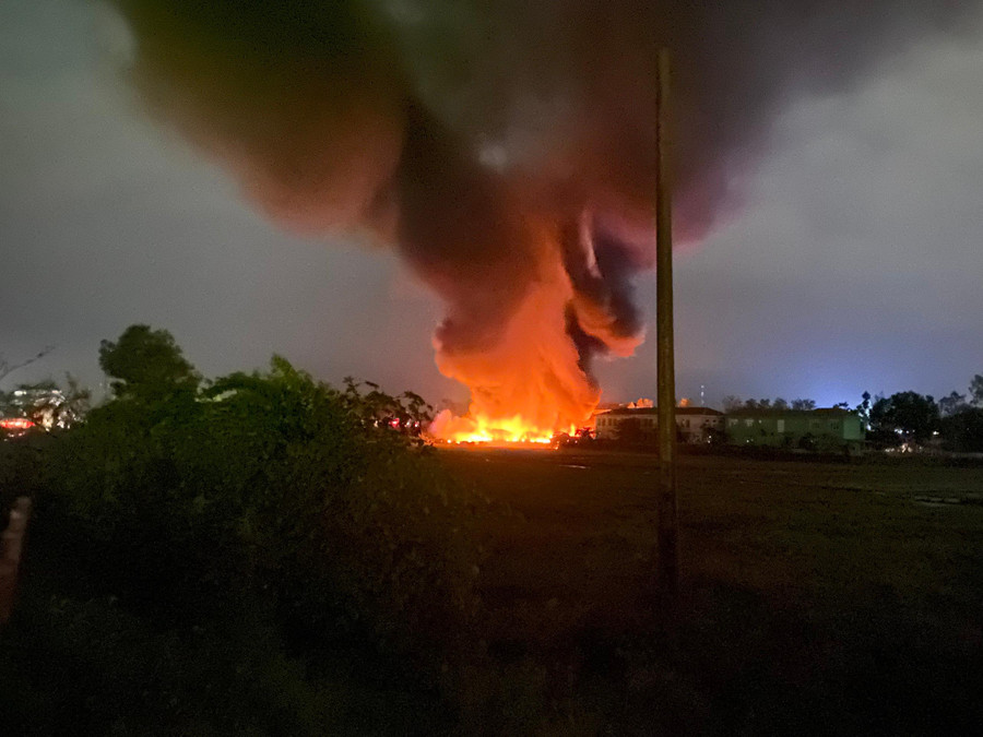 Ngọn lửa bốc cao hàng chục mét.